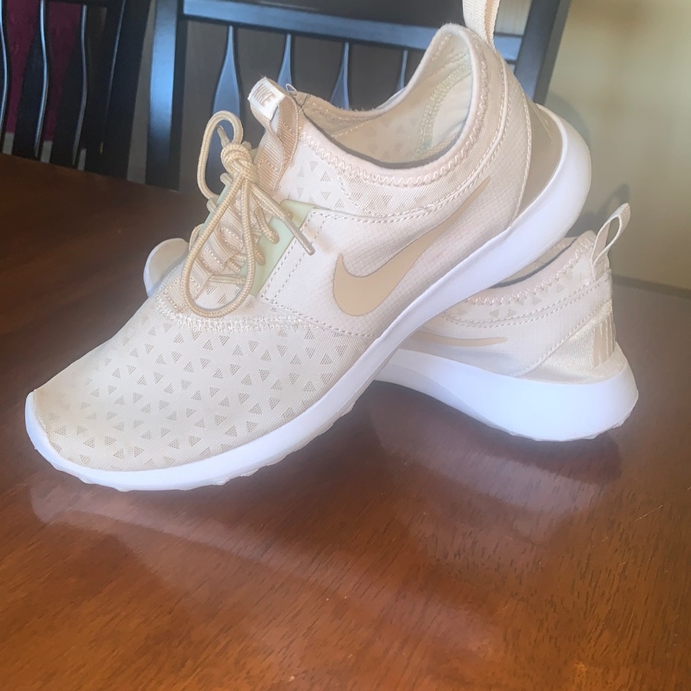 NIKE RUNNING SHOES WOMENS SIZE 9.5 IVORY CREAM COLOR HARD TO FIND
